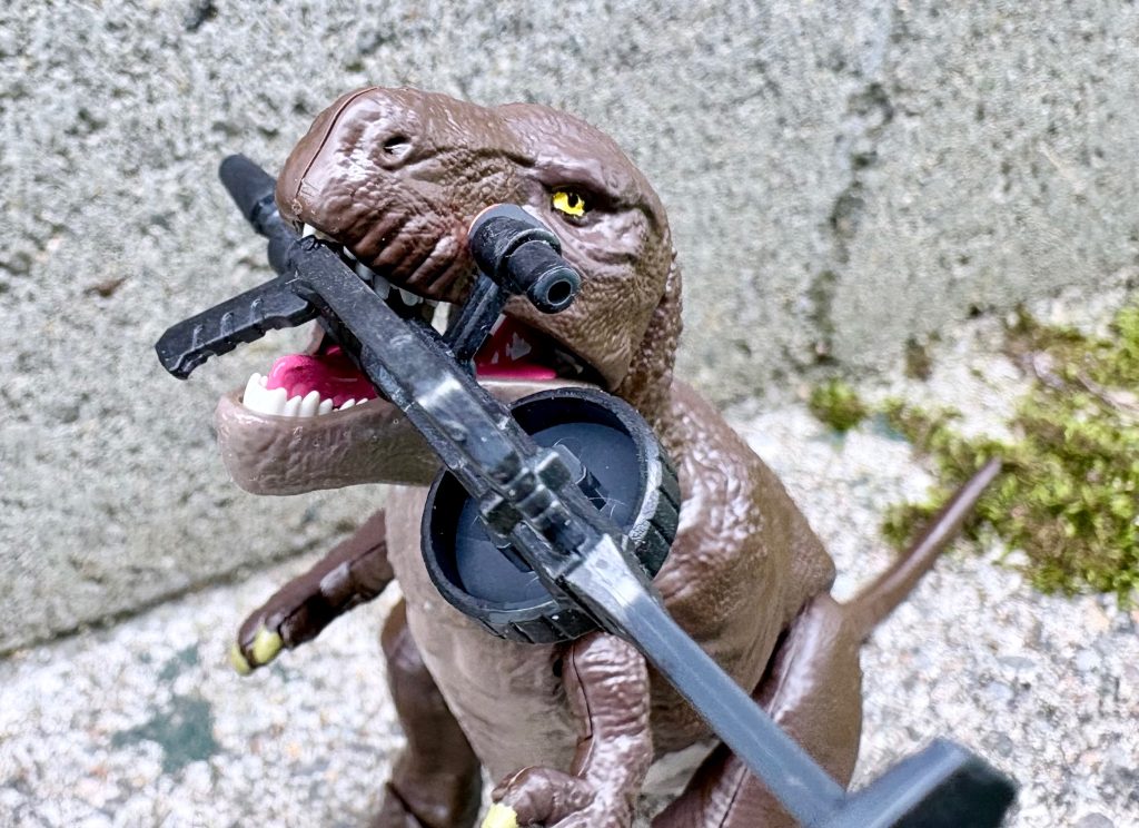 ティラノサウルスのアゴの力は凄まじく、ザクマシンガンを軽々と噛み砕いてしまった。