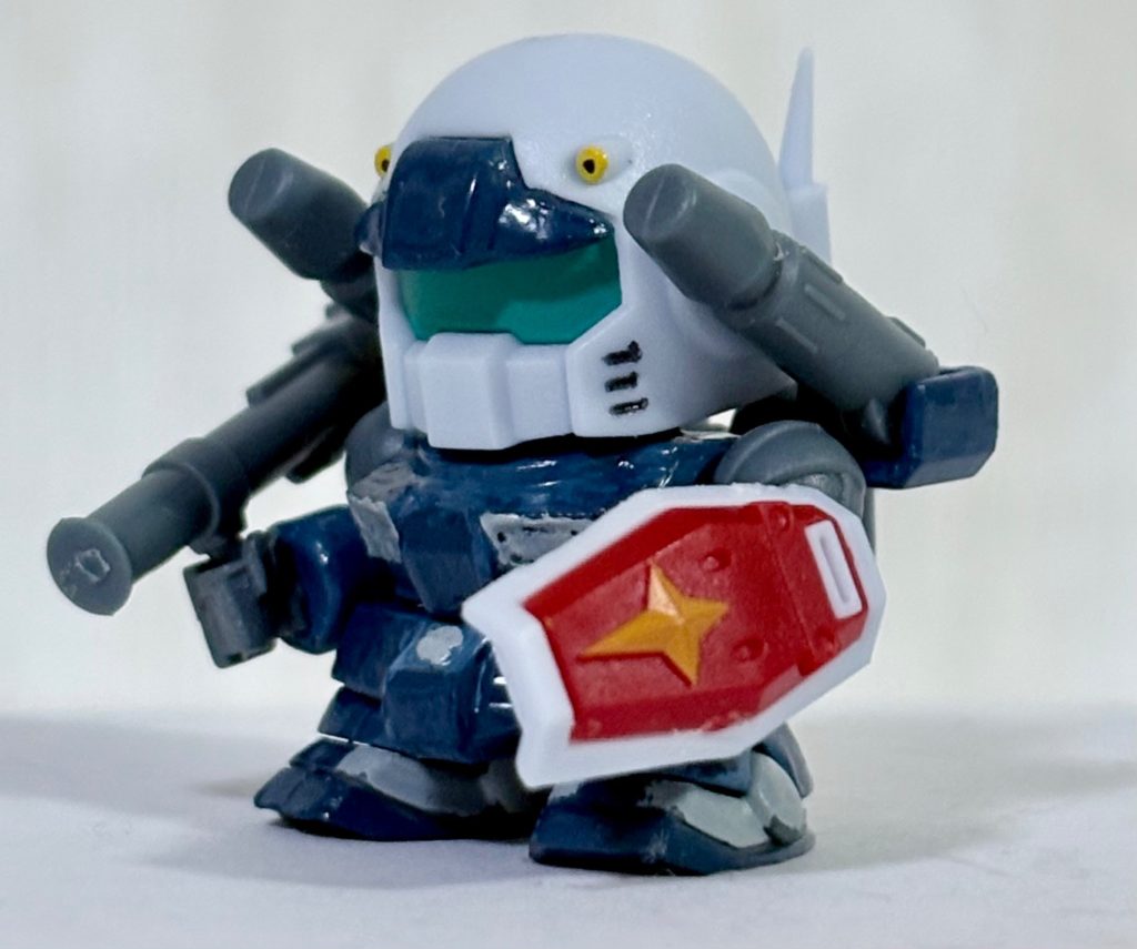 ノーマルガンキャノンと差別化するため、ハイパーバズーカとガンダムシールドを持たせている(gundam-kao6)