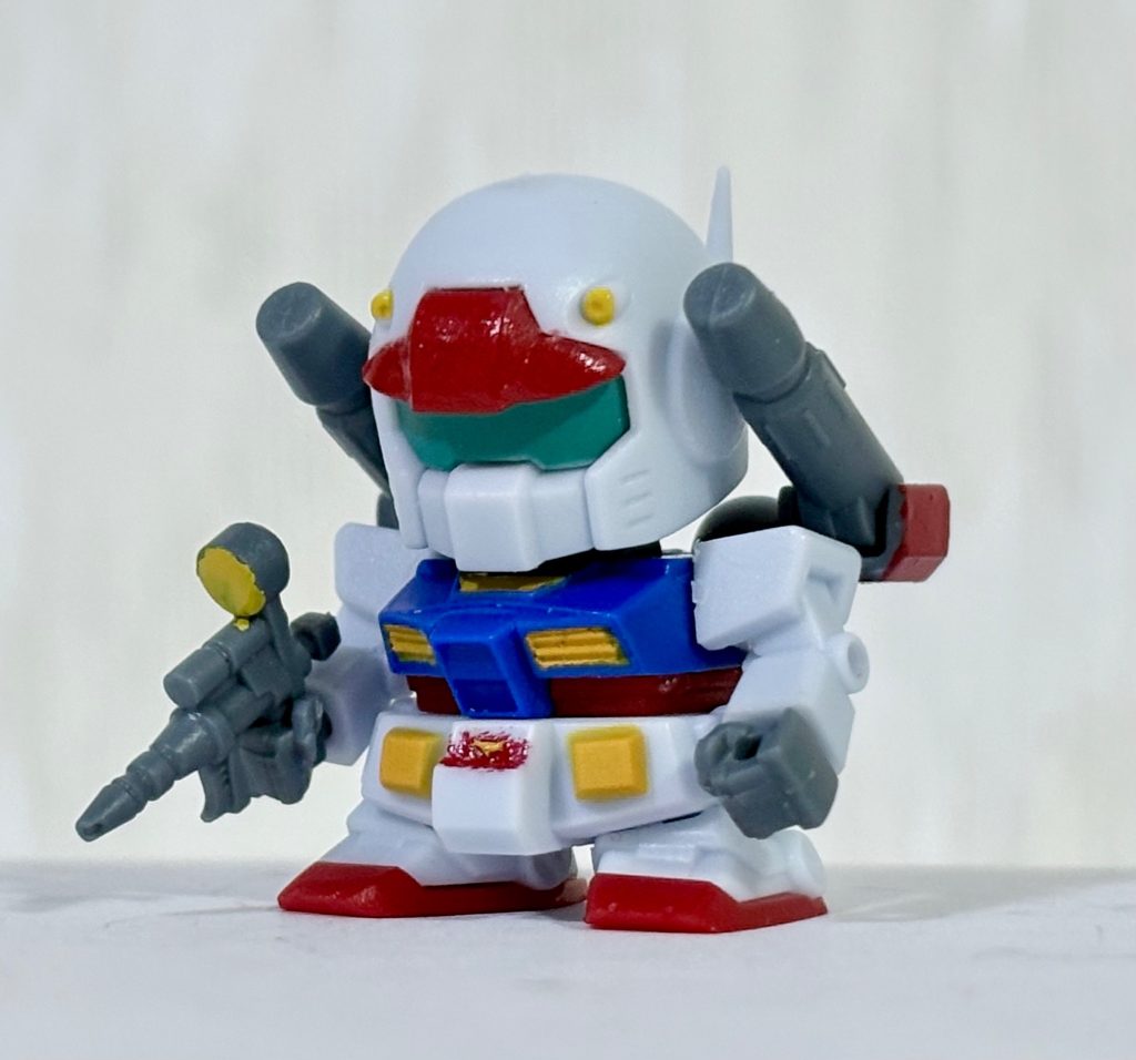 腕はキャノン砲と干渉するのであんまり動かないのが欠点(gundam-kao6)ガンダムの頭は割とデカいのでキャノン砲装備のままでは遊べない(zaku-kao9)