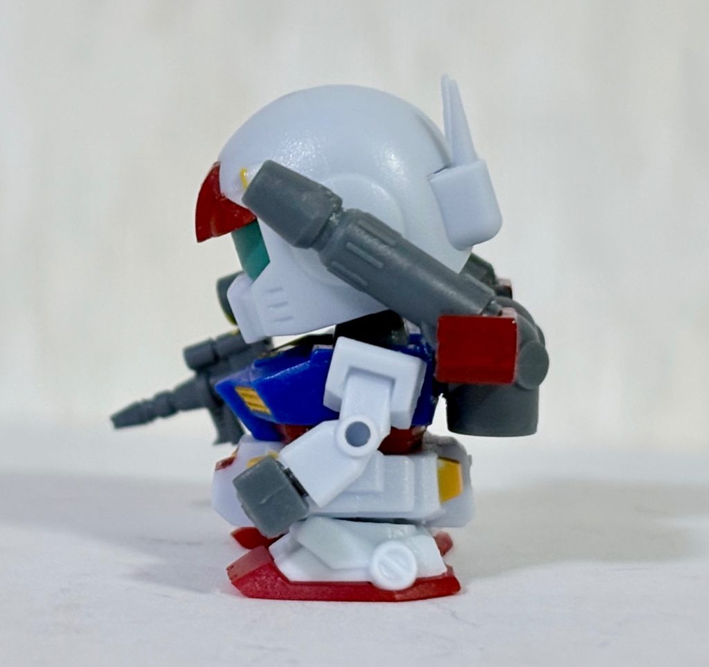 サイドビュー。ガンダムの首は斜め向きなので角度がついてカッコよく見える。