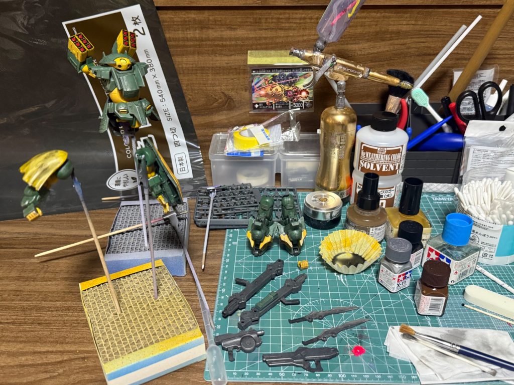 講座を視聴しながらのウェザリング作業の様子…輪郭強調、金属表現としてドライブラシ程度は経験していましたが、汚しとして作業するのははじめて…講座に見合うクオリティで汚せた…はず！！個人的にはかなり満足いく汚れ方になりました！