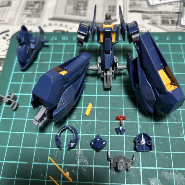 作成きっかけはこちらhttps://gumpla.jp/hg/25463500ハイゼンスレイⅡ（持ってないけどⅡ・ラーも？）を作ると余るパーツ…ウーンドウォートサン　カアイソウ　カアイソウという事で、足りない部分をサイコブレードカスタムの余りパーツ&100均お湯ねんど+レジンで複製&プラ板+余りPCパーツでスクラッチして、一体のウーンドウォートを作っていきます。とりあえずツインアイのパーツ（赤く塗装済み）と、背面のプリムローズ機首部分のパーツを複製しました。頭部形状は好みでサイコブレードカスタムの形状に寄せたかったので、エナメル割りで分割して、前後に1mmずつ計2mm幅増しし、首との接続を1mm高くし、耳？を適当にカット、マスク周辺を削ったり切ったりしました。ツインアイのパーツだけで大分ウーンドウォート！（2枚目）