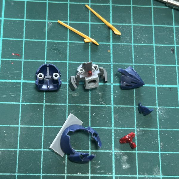 作成きっかけはこちらhttps://gumpla.jp/hg/25463500ハイゼンスレイⅡ（持ってないけどⅡ・ラーも？）を作ると余るパーツ…ウーンドウォートサン　カアイソウ　カアイソウという事で、足りない部分をサイコブレードカスタムの余りパーツ&100均お湯ねんど+レジンで複製&プラ板+余りPCパーツでスクラッチして、一体のウーンドウォートを作っていきます。とりあえずツインアイのパーツ（赤く塗装済み）と、背面のプリムローズ機首部分のパーツを複製しました。頭部形状は好みでサイコブレードカスタムの形状に寄せたかったので、エナメル割りで分割して、前後に1mmずつ計2mm幅増しし、首との接続を1mm高くし、耳？を適当にカット、マスク周辺を削ったり切ったりしました。ツインアイのパーツだけで大分ウーンドウォート！（4枚目）