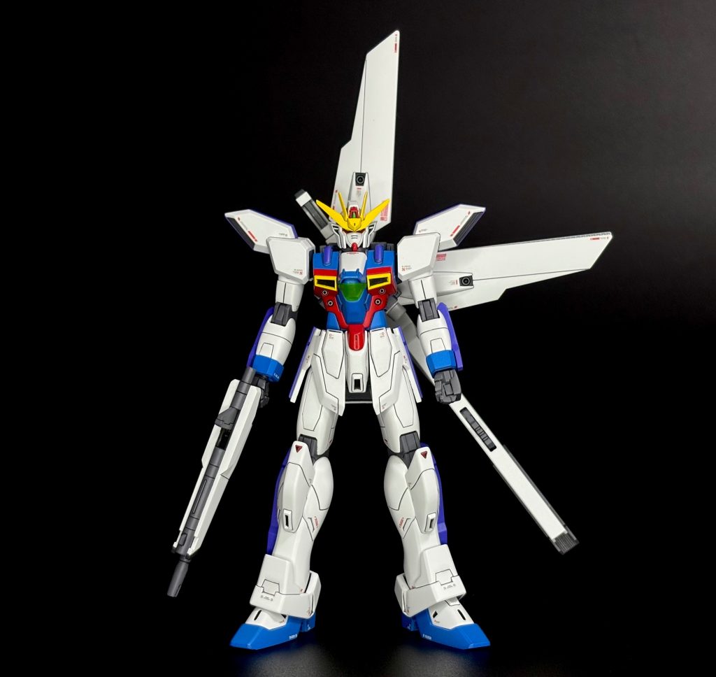 まずは全身を。ここまでアシンメトリーなシルエットはνガンダム以来ではないでしょうか？好きです(gundam-kao3)私のガンダムX体験は歴は浅く大体5年ほど前、ガンダムは宇宙世紀モノしか履修していなかったので、近所のGEOのレンタルDVDで新しい扉開いてみようと物色していたところ、他のシリーズよりDVD枚数がちょっと少ないから履修しやすそう、というなんとも微妙な判断基準からでした。失礼な話ですよホント。