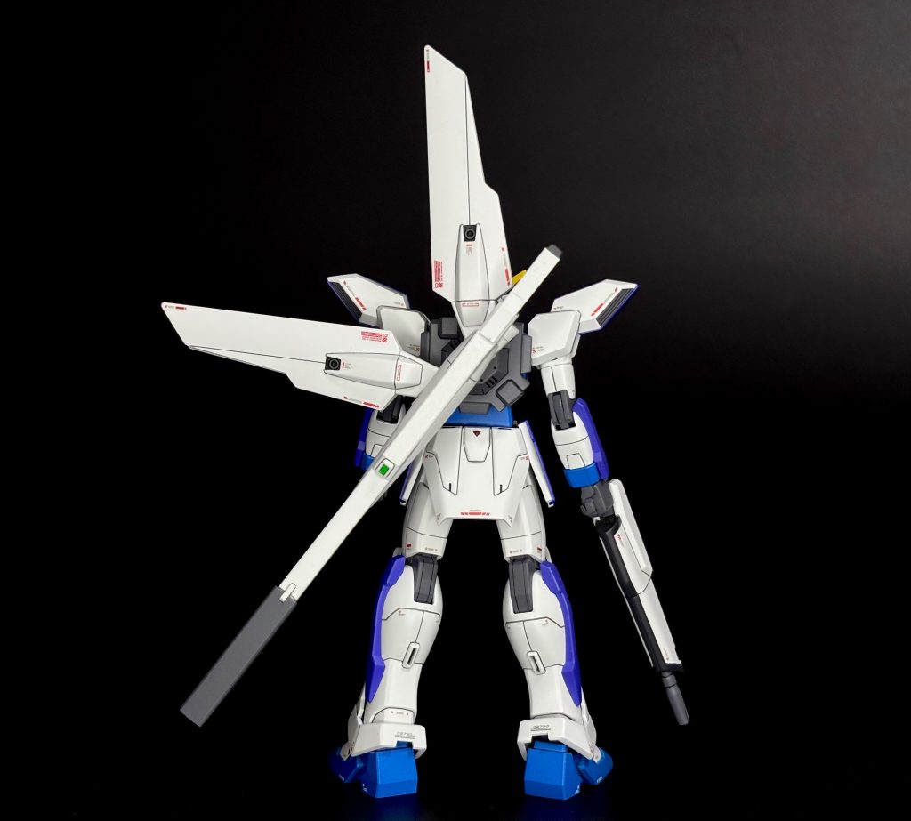 バックショット。変則的な羽根と長尺の背負いモノ。新しいガンダムを目指していたであろう平成3部作、実験的なアプローチが見えます。