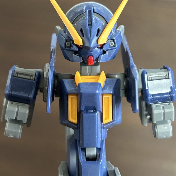 作成きっかけはこちらhttps://gumpla.jp/hg/25463500ハイゼンスレイⅡ（持ってないけどⅡ・ラーも？）を作ると余るパーツ…ウーンドウォートサン　カアイソウ　カアイソウという事で、足りない部分をサイコブレードカスタムの余りパーツ&100均お湯ねんど+レジンで複製&プラ板+余りPCパーツでスクラッチして、一体のウーンドウォートを作っていきます。とりあえずツインアイのパーツ（赤く塗装済み）と、背面のプリムローズ機首部分のパーツを複製しました。頭部形状は好みでサイコブレードカスタムの形状に寄せたかったので、エナメル割りで分割して、前後に1mmずつ計2mm幅増しし、首との接続を1mm高くし、耳？を適当にカット、マスク周辺を削ったり切ったりしました。ツインアイのパーツだけで大分ウーンドウォート！（5枚目）