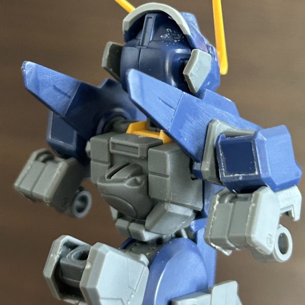 作成きっかけはこちらhttps://gumpla.jp/hg/25463500ハイゼンスレイⅡ（持ってないけどⅡ・ラーも？）を作ると余るパーツ…ウーンドウォートサン　カアイソウ　カアイソウという事で、足りない部分をサイコブレードカスタムの余りパーツ&100均お湯ねんど+レジンで複製&プラ板+余りPCパーツでスクラッチして、一体のウーンドウォートを作っていきます。とりあえずツインアイのパーツ（赤く塗装済み）と、背面のプリムローズ機首部分のパーツを複製しました。頭部形状は好みでサイコブレードカスタムの形状に寄せたかったので、エナメル割りで分割して、前後に1mmずつ計2mm幅増しし、首との接続を1mm高くし、耳？を適当にカット、マスク周辺を削ったり切ったりしました。ツインアイのパーツだけで大分ウーンドウォート！（6枚目）