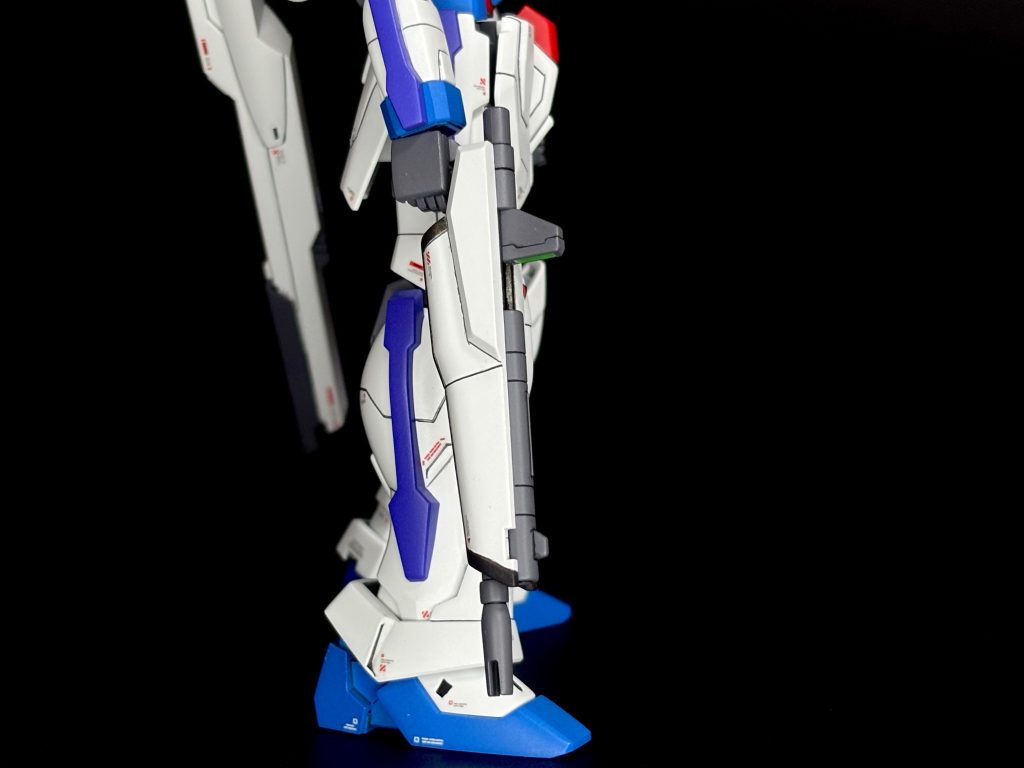 特徴的なシルエットはかなり好きなんですが、正直ビームライフルは私的にはちょい微妙(gundam-kao5)シールドに変形するっていう発想は面白いと思います。（シールドモードははしょって作ってません笑）