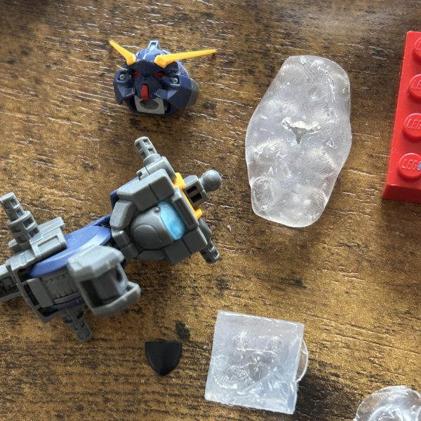 作成きっかけはこちらhttps://gumpla.jp/hg/25463500ハイゼンスレイⅡ（持ってないけどⅡ・ラーも？）を作ると余るパーツ…ウーンドウォートサン　カアイソウ　カアイソウという事で、足りない部分をサイコブレードカスタムの余りパーツ&100均お湯ねんど+レジンで複製&プラ板+余りPCパーツでスクラッチして、一体のウーンドウォートを作っていきます。とりあえずツインアイのパーツ（赤く塗装済み）と、背面のプリムローズ機首部分のパーツを複製しました。頭部形状は好みでサイコブレードカスタムの形状に寄せたかったので、エナメル割りで分割して、前後に1mmずつ計2mm幅増しし、首との接続を1mm高くし、耳？を適当にカット、マスク周辺を削ったり切ったりしました。ツインアイのパーツだけで大分ウーンドウォート！（3枚目）