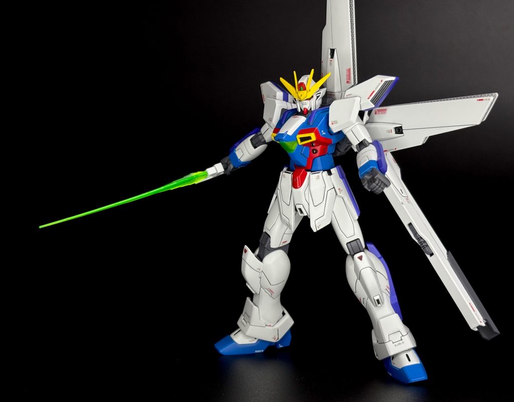 武装その2、ビームサーベル。激しいエフェクトで再現されております。ビームサーベルは「技術の進歩で収束率が高まった結果、高出力かつ細身になる」という設定と、「高出力だからドバドバビーム溢れ出す」設定とで二分されますが、平成キッズにはこのXくらい激しく出した方がビジュアル的に強さが伝わりやすかったはず。