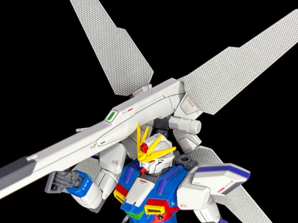 お次にリフレクター部分に満を辞してガンダムマーカーの月光蝶ホロシルバーを使ったんですが、塗料が劣化してるらしく全然ホロが表れない(gundam-kao9)写真だから伝わりづらいとかじゃなく、現物見ても全然ホロってません(gundam-kao9)