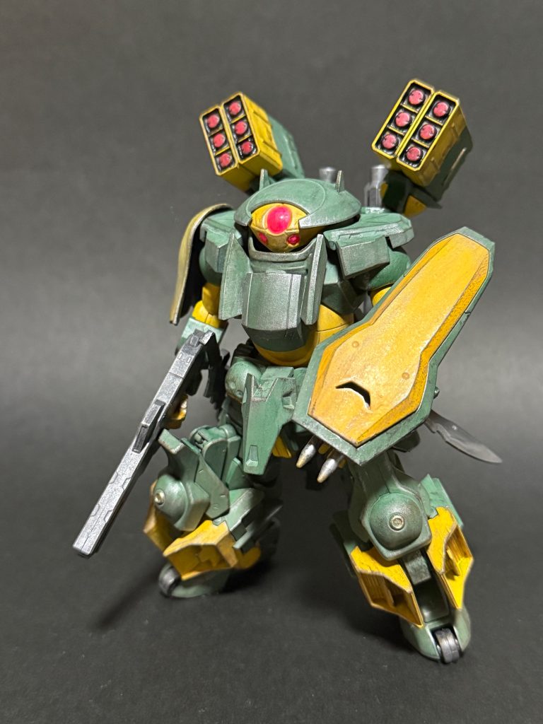 追加装甲だけでなく、メイン武装をGセルフのトワサンガシールド、ジャイオーンの金星ライフルに変更してハイテク化！
