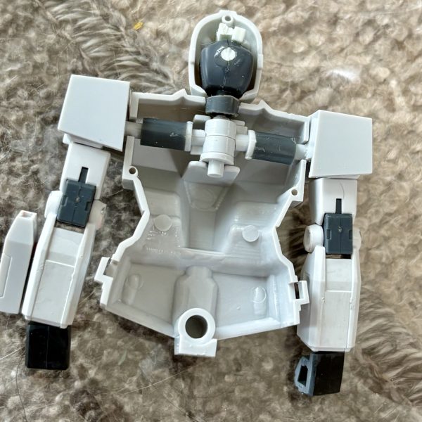 積みプラ化していた旧キットのジムスナイパーカスタムをようやく製作開始。ビームライフルを構えられるように腕パーツをジャンク化していたEGガンダムのモノを流用。さらに上半身と下半身を分割してフル可動化を目指す^_^腕のビームサーベルも刃をさせるようようにした。残りは足を頑張ればあらかた終わる。（2枚目）
