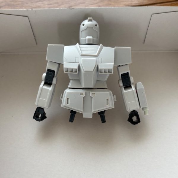 積みプラ化していた旧キットのジムスナイパーカスタムをようやく製作開始。ビームライフルを構えられるように腕パーツをジャンク化していたEGガンダムのモノを流用。さらに上半身と下半身を分割してフル可動化を目指す^_^腕のビームサーベルも刃をさせるようようにした。残りは足を頑張ればあらかた終わる。（1枚目）