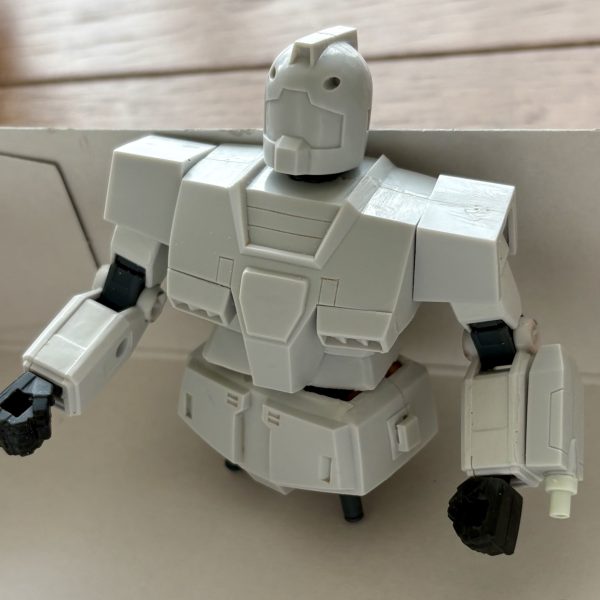 積みプラ化していた旧キットのジムスナイパーカスタムをようやく製作開始。ビームライフルを構えられるように腕パーツをジャンク化していたEGガンダムのモノを流用。さらに上半身と下半身を分割してフル可動化を目指す^_^腕のビームサーベルも刃をさせるようようにした。残りは足を頑張ればあらかた終わる。（3枚目）