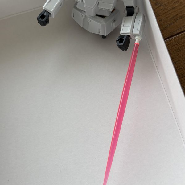積みプラ化していた旧キットのジムスナイパーカスタムをようやく製作開始。ビームライフルを構えられるように腕パーツをジャンク化していたEGガンダムのモノを流用。さらに上半身と下半身を分割してフル可動化を目指す^_^腕のビームサーベルも刃をさせるようようにした。残りは足を頑張ればあらかた終わる。（5枚目）