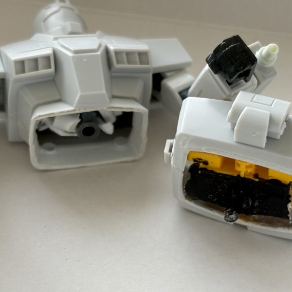 積みプラ化していた旧キットのジムスナイパーカスタムをようやく製作開始。ビームライフルを構えられるように腕パーツをジャンク化していたEGガンダムのモノを流用。さらに上半身と下半身を分割してフル可動化を目指す^_^腕のビームサーベルも刃をさせるようようにした。残りは足を頑張ればあらかた終わる。（4枚目）