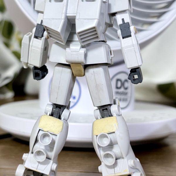 とりあえず下半身も一気に改造。今回、初の試みとして、Gフレームの余ったフレームを骨組みにして改造、足の装甲を後付けした。骨組みを入れた事でハの字立ちも余裕^_^バーニアも一番コトブキヤのモノを使用。追記:ロボット魂のハンドパーツをつけられるように改造。大まかなとこはできたのでヘッドギアやビームライフルを明日以降作っていく(zaku-kao2)（2枚目）