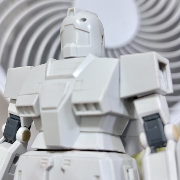 とりあえず下半身も一気に改造。今回、初の試みとして、Gフレームの余ったフレームを骨組みにして改造、足の装甲を後付けした。骨組みを入れた事でハの字立ちも余裕^_^バーニアも一番コトブキヤのモノを使用。追記:ロボット魂のハンドパーツをつけられるように改造。大まかなとこはできたのでヘッドギアやビームライフルを明日以降作っていく(zaku-kao2)（3枚目）