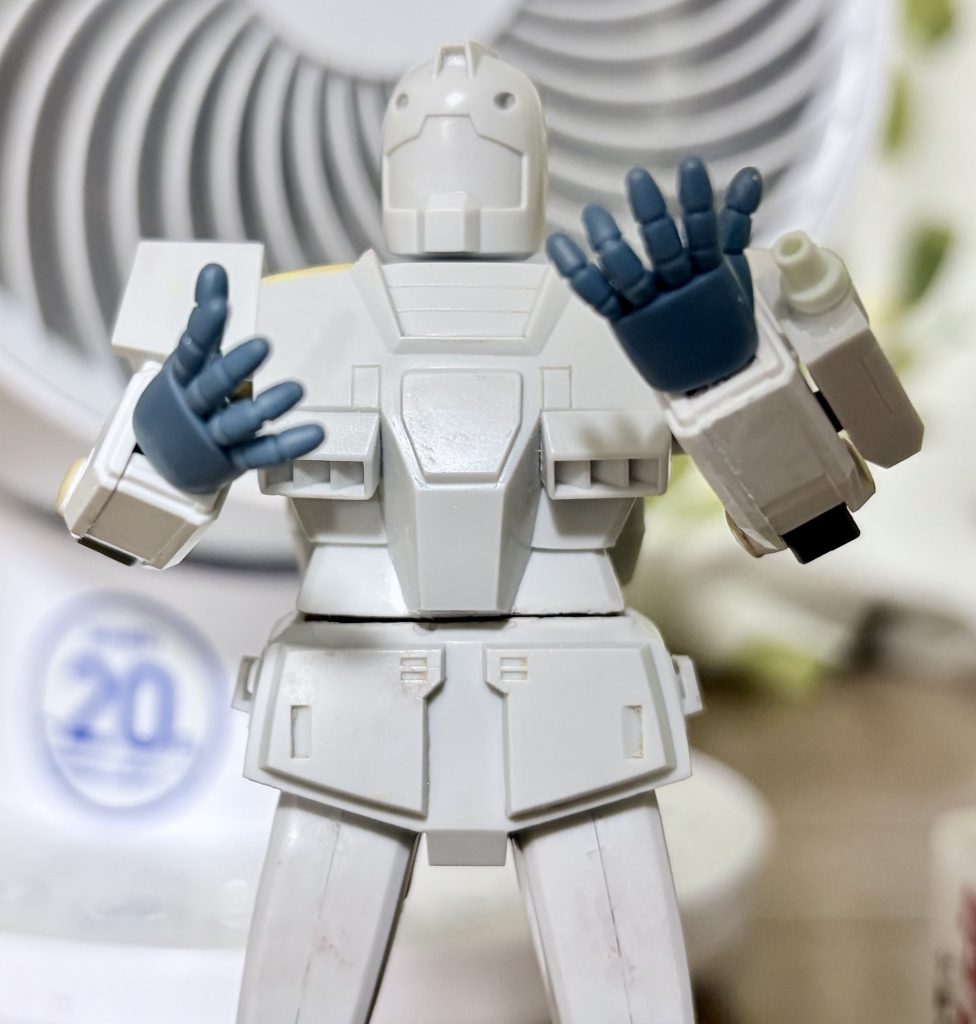 作品名：旧キット可動化のワンポイント。<p>旧キットを改造する上で小生がよくやる方法として、元々のパーツの特性を活かして、新たにジョイントを設けている。 今回のジムスナイパーカスタムの場合、頭部の中にリバイバル版ガンダムの握り拳がうまいことサイズにピッタリかつ軸が [&hellip;]</p>
