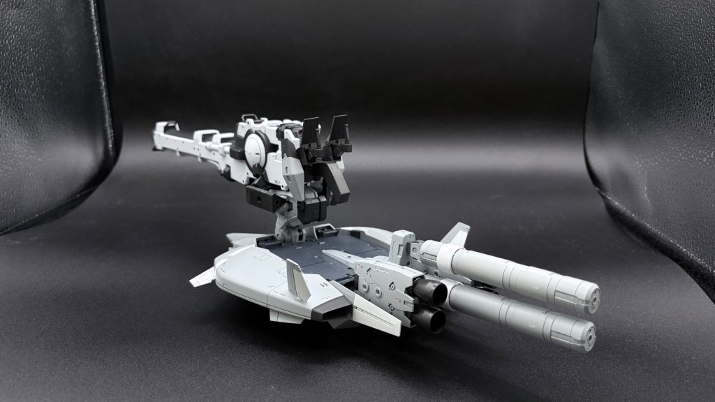 ベースとなるキットはベースジャバー（UC版）H iν用のメガランチャーとフライングアーマーです。他には30mmのブースターとメイレスケンブの胴体部分を使用してます。