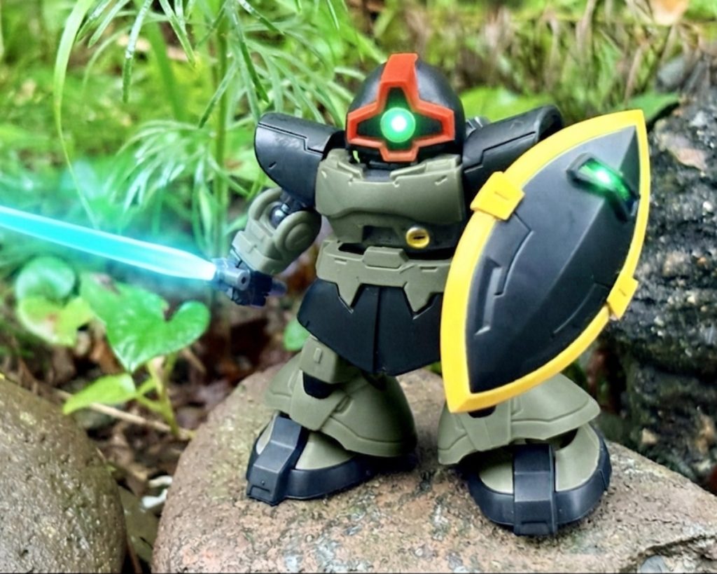 周囲の風景に同化させるには緑で塗るのが一番(zaku-kao2)