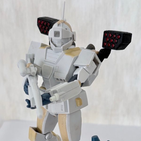 ガンダム界隈が新作アニメで盛り上がってる中、黙々と旧キットのジムスナイパーカスタムの製作に取り組む小生…。パテ盛りも済み、あらかた完成。パケ絵のポーズをとらせながら乾燥するのを待つ…。背中のミサイルランチャーだけでなく、ふくらはぎにビームスプレーガンを装備できるようにジョイントを新たに追加した。気になる合わせ目も消したし、完成まであと少し‼️（1枚目）