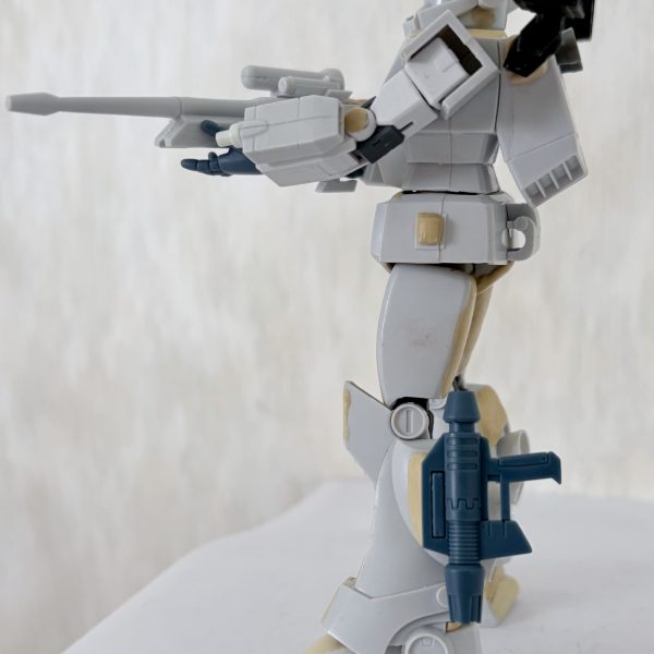 ガンダム界隈が新作アニメで盛り上がってる中、黙々と旧キットのジムスナイパーカスタムの製作に取り組む小生…。パテ盛りも済み、あらかた完成。パケ絵のポーズをとらせながら乾燥するのを待つ…。背中のミサイルランチャーだけでなく、ふくらはぎにビームスプレーガンを装備できるようにジョイントを新たに追加した。気になる合わせ目も消したし、完成まであと少し‼️（2枚目）