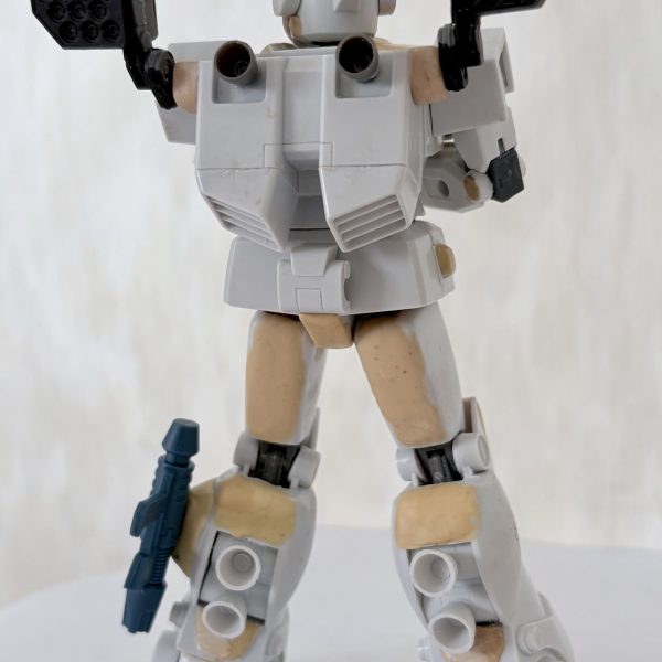 ガンダム界隈が新作アニメで盛り上がってる中、黙々と旧キットのジムスナイパーカスタムの製作に取り組む小生…。パテ盛りも済み、あらかた完成。パケ絵のポーズをとらせながら乾燥するのを待つ…。背中のミサイルランチャーだけでなく、ふくらはぎにビームスプレーガンを装備できるようにジョイントを新たに追加した。気になる合わせ目も消したし、完成まであと少し‼️（3枚目）