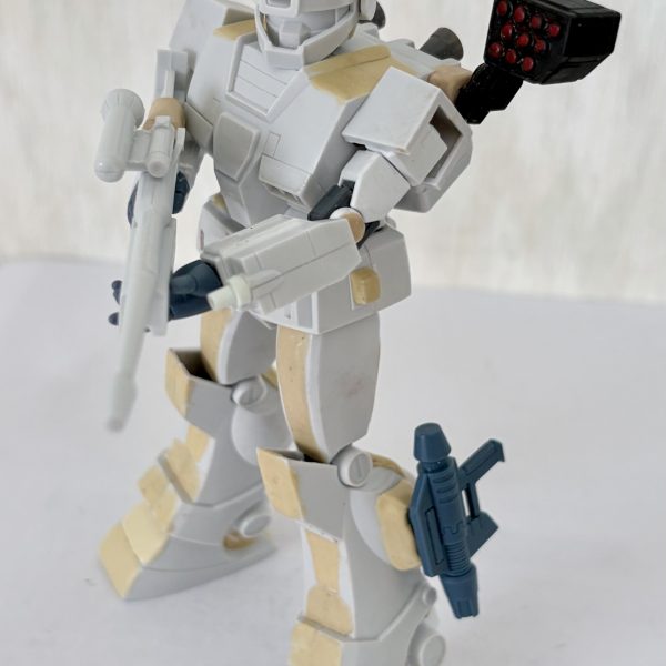 ガンダム界隈が新作アニメで盛り上がってる中、黙々と旧キットのジムスナイパーカスタムの製作に取り組む小生…。パテ盛りも済み、あらかた完成。パケ絵のポーズをとらせながら乾燥するのを待つ…。背中のミサイルランチャーだけでなく、ふくらはぎにビームスプレーガンを装備できるようにジョイントを新たに追加した。気になる合わせ目も消したし、完成まであと少し‼️（4枚目）