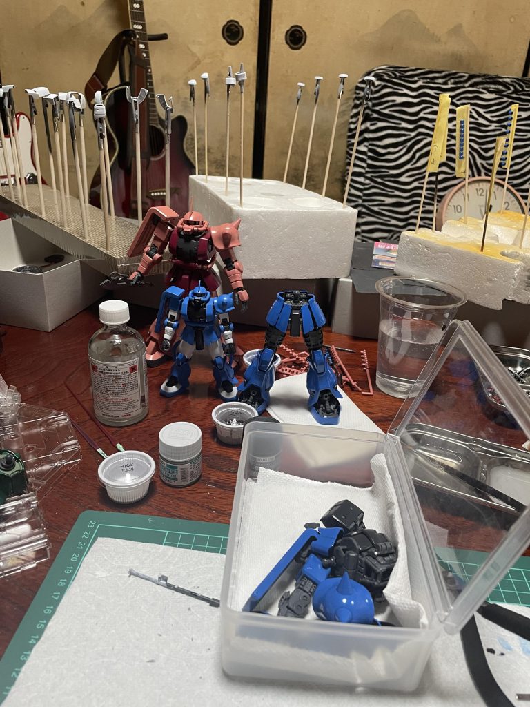 作品名：ロバートギリアム機　製作中<p>MGシャアザクをロバートギリアム風に塗っています！ サフは缶スプレーで塗って本塗装は筆でやっております🖌️ あとは白い部分を塗って組んだら完成というところです😆 部分的に組めるとこ組んでいたら…出てきました塗り忘れ…😭  [&hellip;]</p>
