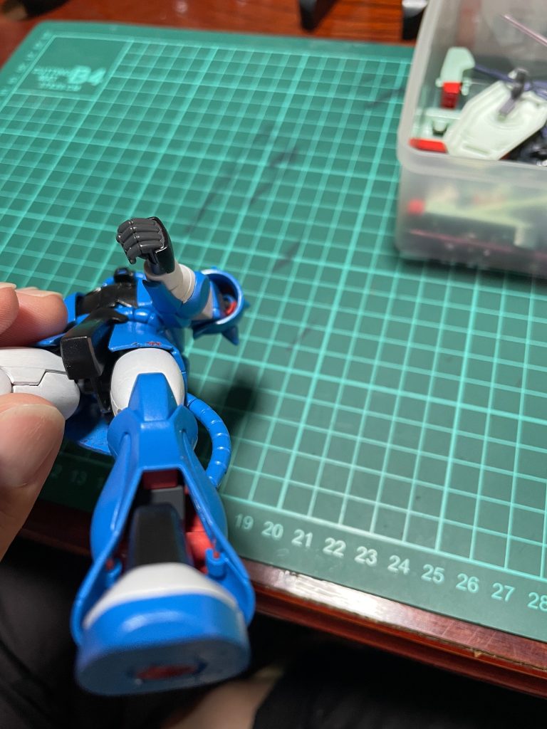 前回のHGはパーツ裏はあまり気にしてませんでしたが、完成後に隙間から見える赤が気になったので今回は黒サフを缶スプレーで表裏塗ってから筆塗りしました