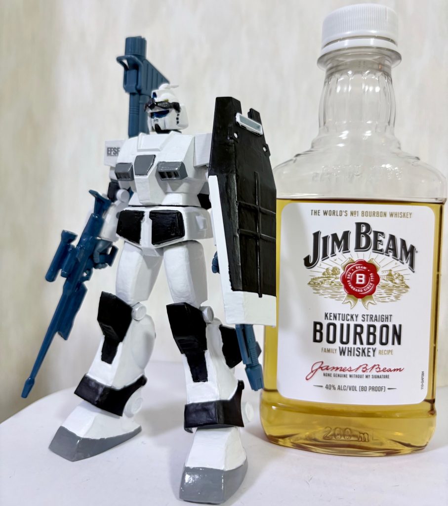 名前の由来になったウィスキーのジムビーム🥃とツーショット(gundam-kao6)なおジャック・ダニエルズはいうまでもなくAチームのリーダー、ハンニバルの変装と偽名である(zaku-kao2)※お酒は20歳を過ぎてから！！次回もお楽しみに(zaku-kao5)