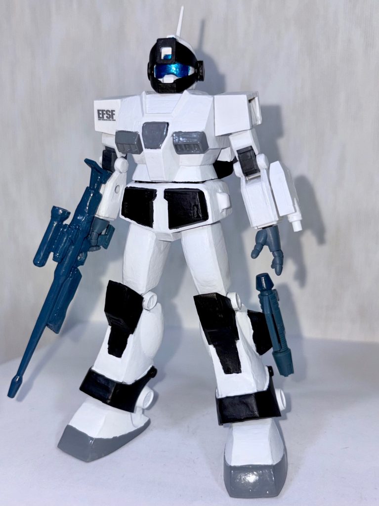 フロントビュー。デカールはオリジンガンダムのモノを一枚だけ貼った。当初はオリジナルカラーの緑色で塗る予定だったが、ある目的のために白いカラーリングで塗装。ある目的は次回の投稿で説明予定🗓️イメージ的には寒冷地仕様かスターウォーズのストームトルーパー風味かな(gundam-kao6)