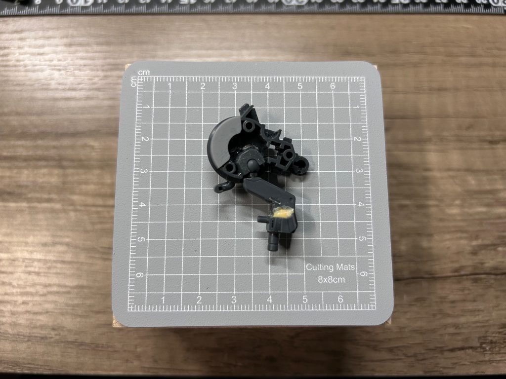 フレームはボールジョイントを中に埋め込み、後ハメ加工しています。また、軸の位置をズラすことで延長しています。