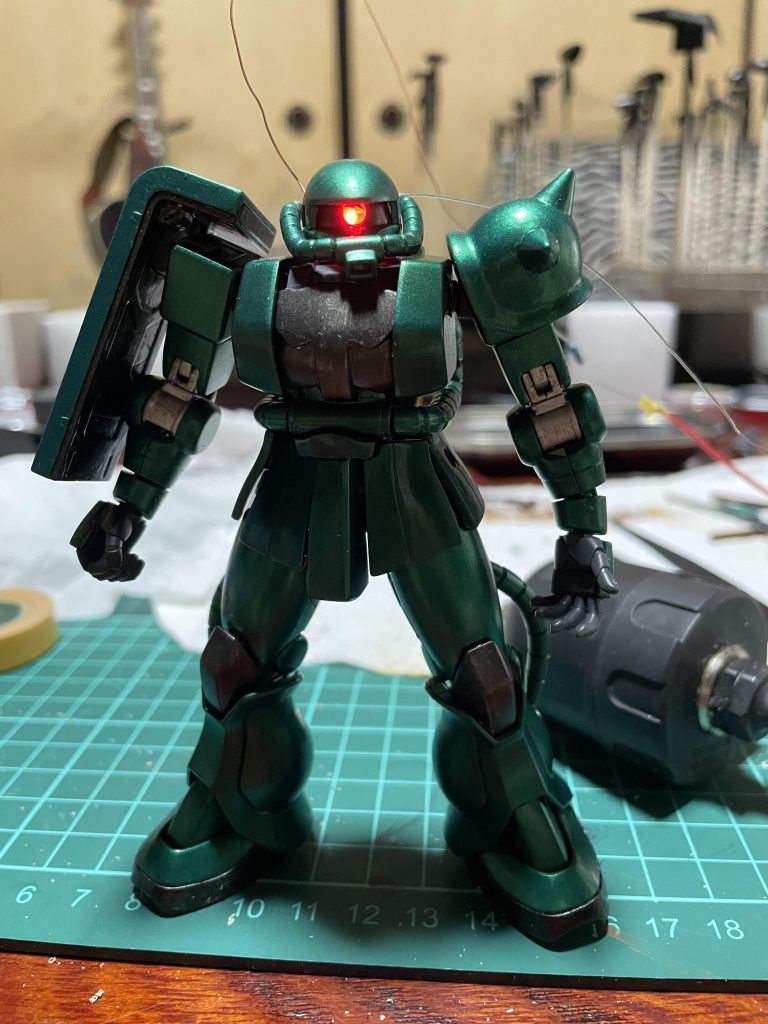作品名：ザク　モノアイ光らせたい<p>以前作ったザクです。 ポージングで遊びまくって足の軸が折れたので修理ついでにモノアイをピカぁ🌟 配線隠すの面倒だなー HGはちっさいからボタン電池の電池ボックス機体の中には入らないしどうしよ…</p>
