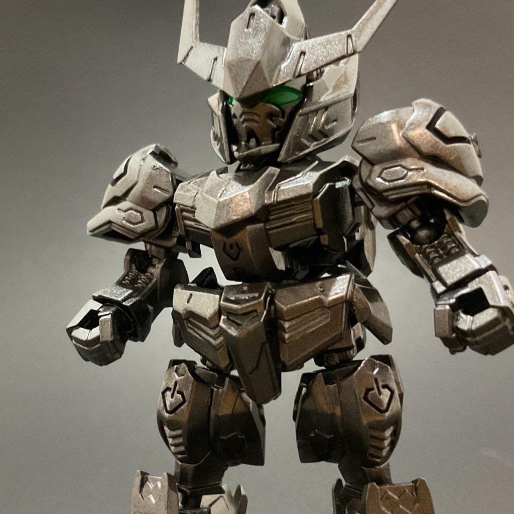 　肩と腹と膝のマークのラインはモールド化されていて、アクリルガッシュの暗黒ブラックで塗ったあとハミ出た部分を100均のアルカリ電解水で拭き取っています。暗黒ブラック、インパクトのある名前ですね（笑）