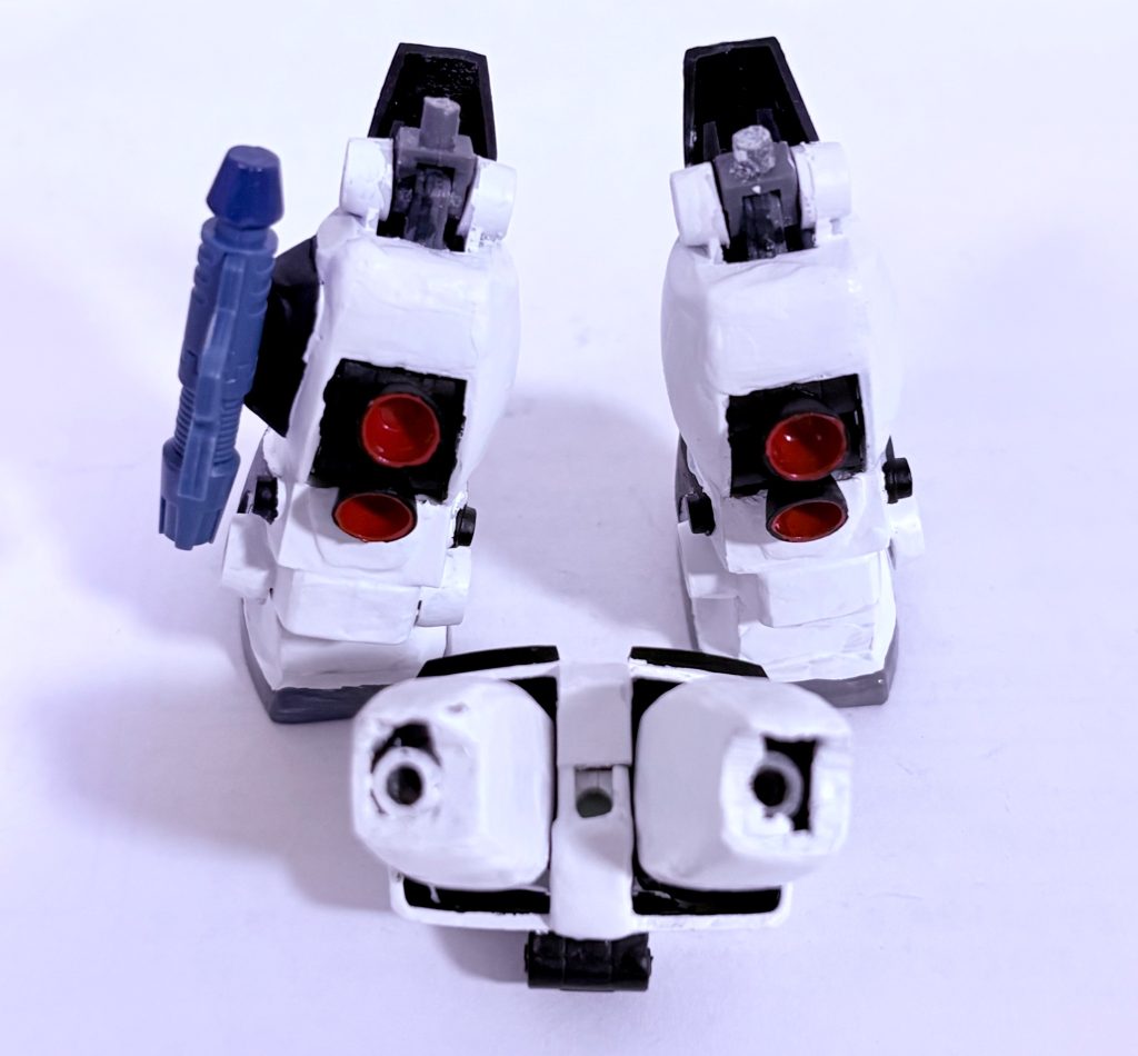 膝にはコトブキヤの関節パーツを使って動きやすくしてある。股関節はEGガンダムのモノを使ってるのでスタンドにも接続できる(gundam-kao6)