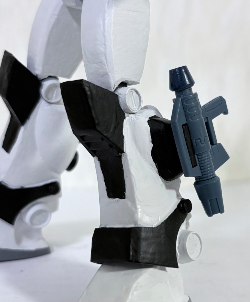ビームスプレーガンはふくらはぎのダム部分横のホルスターに装備できるようにした。