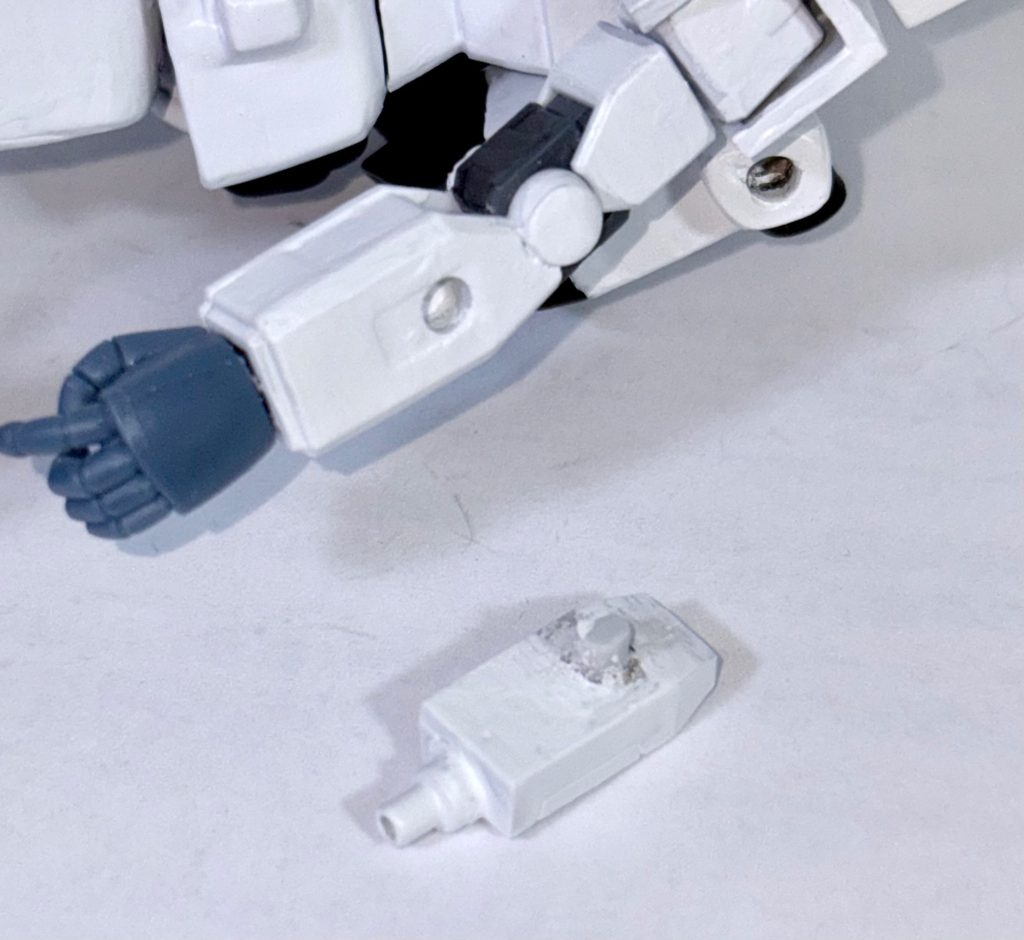 左右の腕はビームライフルを構えられるようにEGガンダムの腕を流用(zaku-kao2)ビームサーベルのボックスは取り外しできるようにリューターで穴を開け、ランナーからカットしたプラ棒を差し込んである。ハンドパーツはロボット魂VerANIMEの手を流用しており、同規格の手を自由に交換できる。