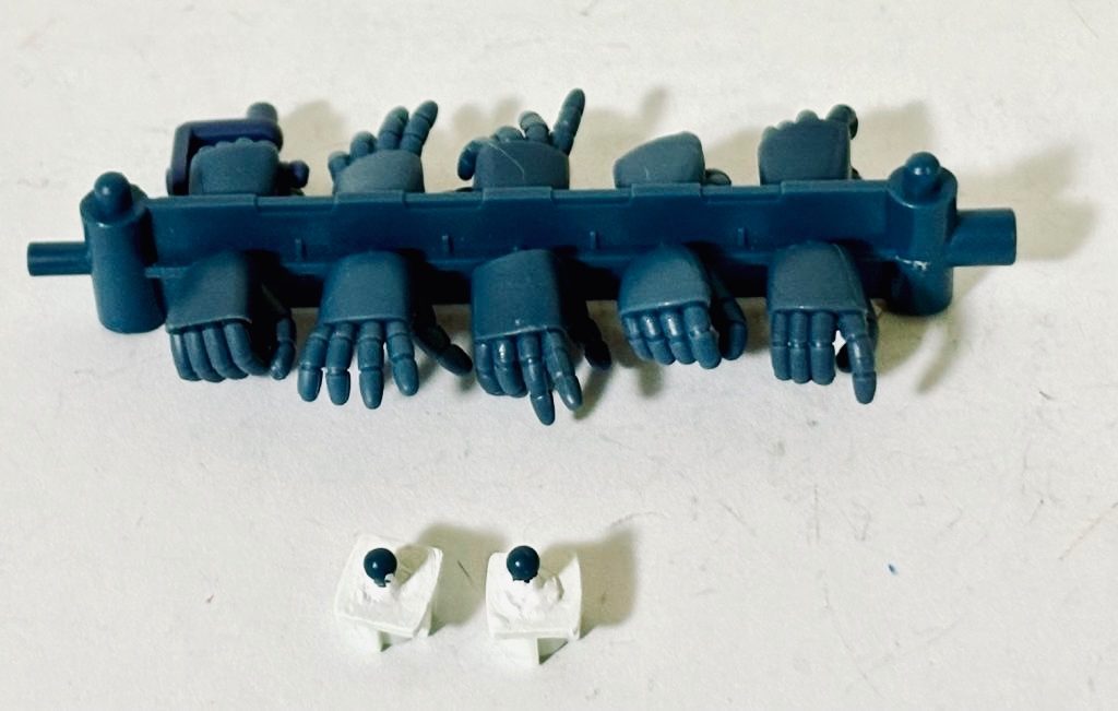 用意するものはコレ。ロボット魂のガンダムやGMに付属するハンドパーツと専用ハンガー。ホビーサーチの「80sパワーハンド」を使って改造するのも良いが、1個1580円と高い上にレジン製で加工が難しく、在庫切れしやすいのであまりおすすめしない(gundam-kao10)
