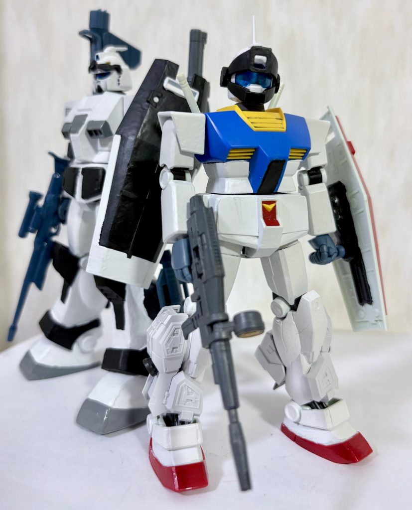ジムビームホワイトとツーショット。どう改造しても楽しいのがガンプラの魅力である(gundam-kao3)