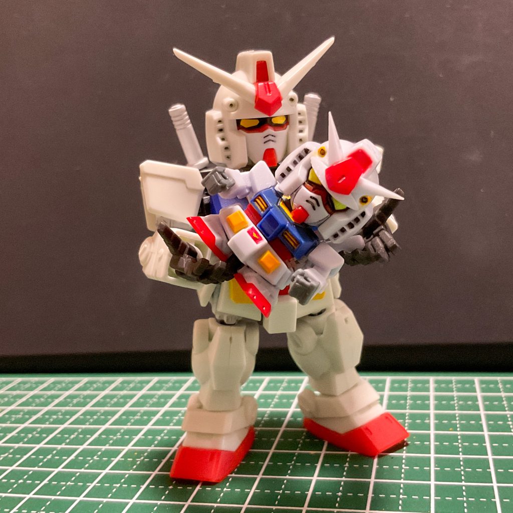 作品名：V作戦ビスケット　5体目<p>最後にガンダムを作りました。私の推し食玩の「MOBILITY JOINT GUNDAM」のガンダムとの比較です。 この写真を撮る前に、落っことしてツノを無くしてしまい1時間くらい探してました・・・</p>
