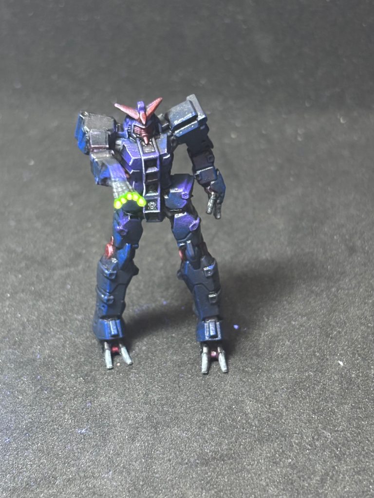 このフィギュアは相当柔らかいのでデザインナイフでサクサク切れます。ボディのネジレなんかも簡単に出来ちゃいます。ひねって付けるだけ笑指先は木工ボンドで盛りました。ビーム発射エフェクトは無理っす…