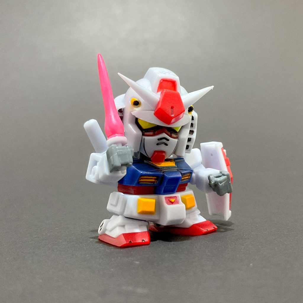 　武器セットにはビームサーベルも付属しています。さすがに可動範囲が狭いのでポージングには難があります（笑）