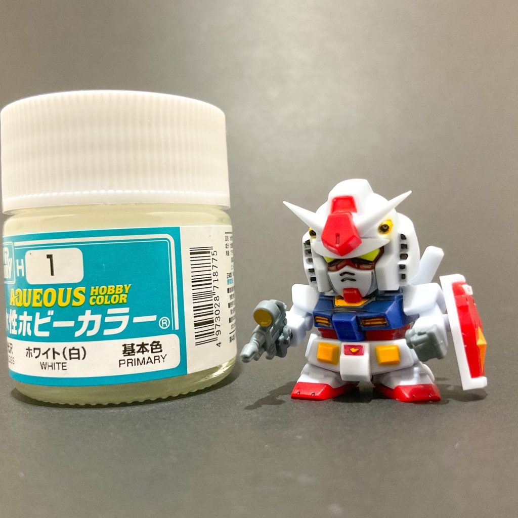 　まずはガンダムです。塗料瓶と比べると大きさがわかっていただけると思います。ちっさ・・・ スミ入れ部分塗装を施していますが概ねパーツの成形色や色彩済みパーツで色分けされています。スゲー