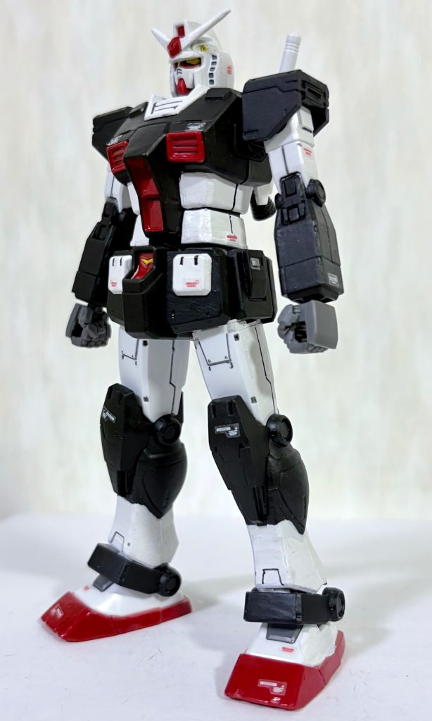 フロントビュー。カラーレシピはMr.カラーのつや消しブラックとホワイトのツートンカラー、レッド、グレー、イエローを使用して筆塗りした(zaku-kao2)