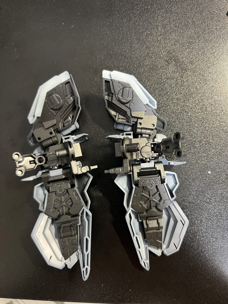 外装の肩部の内部装甲は黒鉄色です。クスィーガンダムの時にチラ見えするミノフスキー・フライト・ユニットがかなり良く、同型のアリュゼウスでも刺さると思いましたがかなり良い感じです。（ほぼほぼ隠れるのがもったいない）
