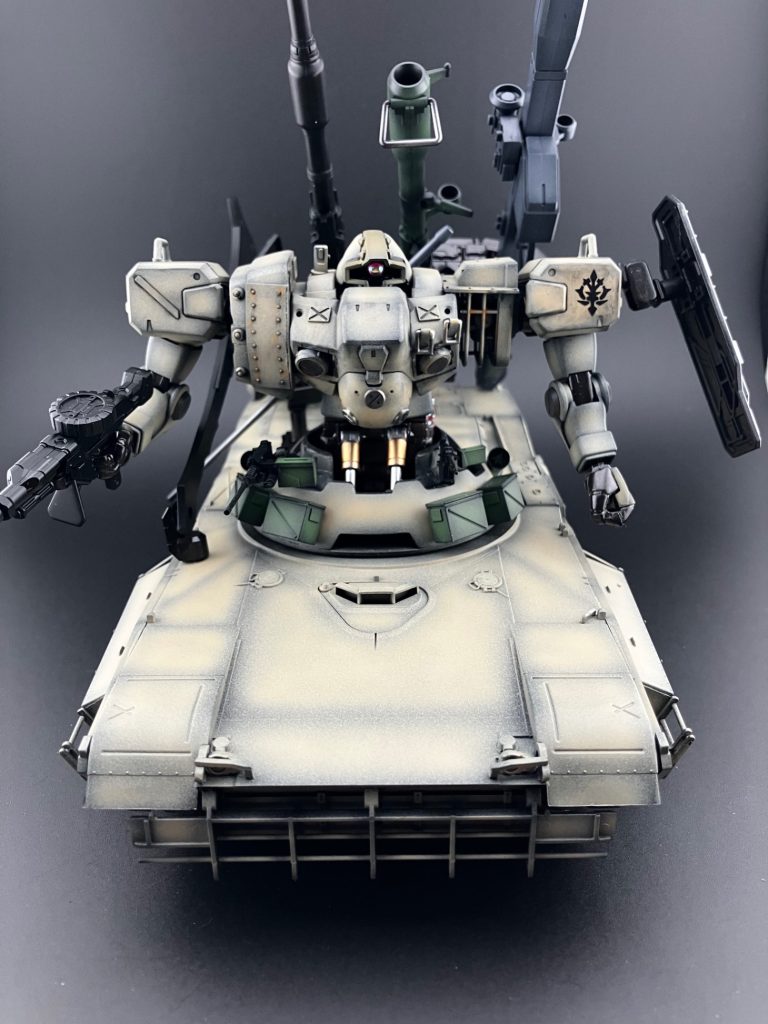脚部が大型タンクとなり、重量兵器を多数積載することが出来る。しかも機動力も、申し分ない仕様。だがタンク故に旋回性能は低いです。