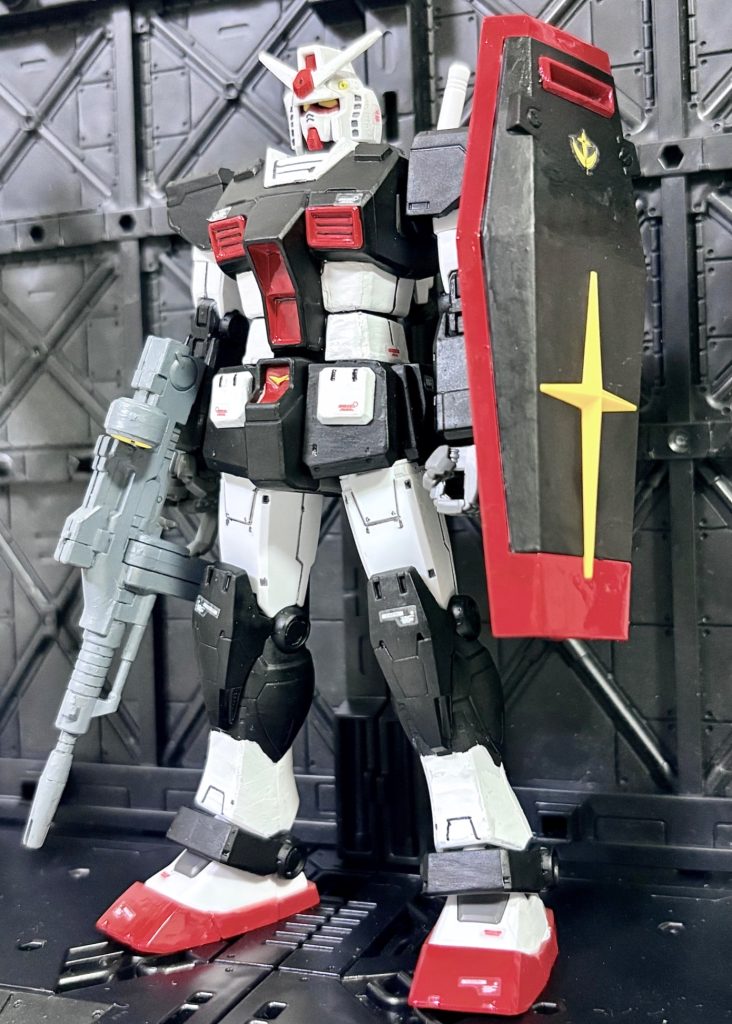 なので新たに、オリジンのボディに移植してRGに負けないくらいのリアルな機体にしてみた。シールドだけは旧キットのジムスナイパーカスタムから連邦軍マークを流用した。